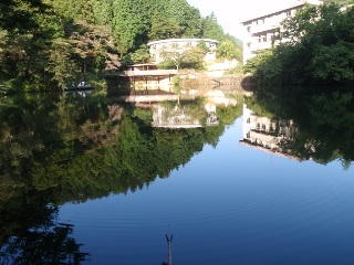 正面は旧山水荘