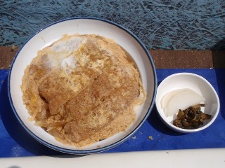 暖かいカツ丼をボートで食べる日が来ようとは