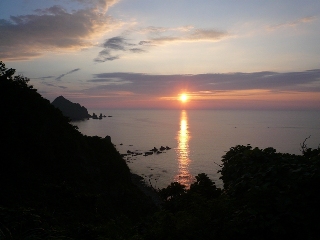 荒磯の海岸線が勇壮です