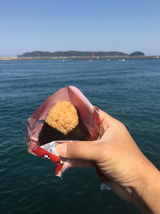 向こうに見えるは沖ノ島