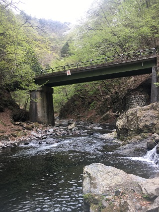 この右手から入退渓できます