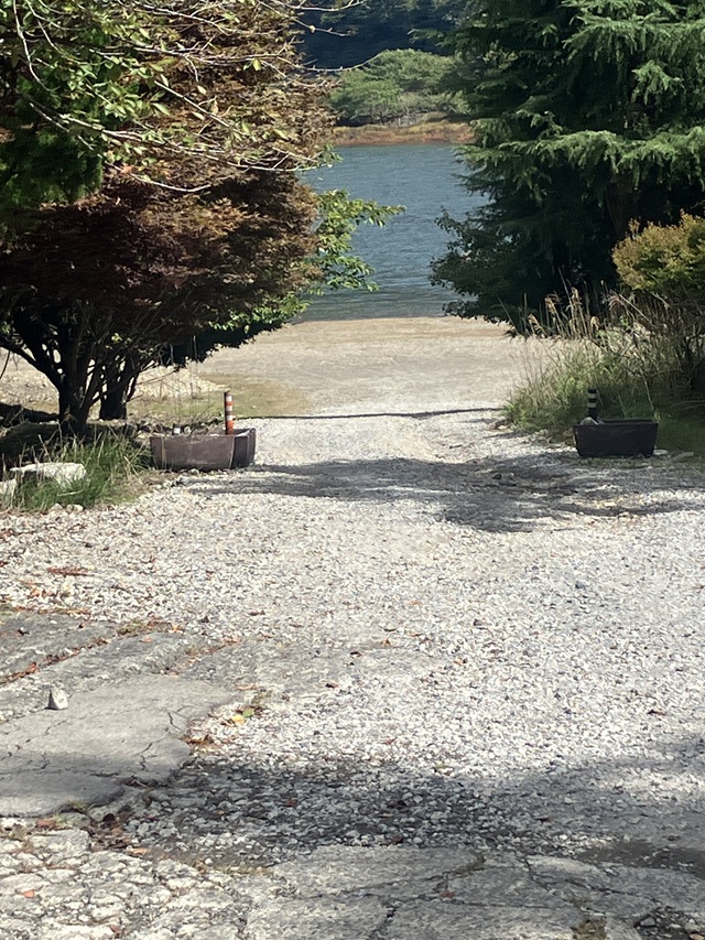 湖畔へ続く道